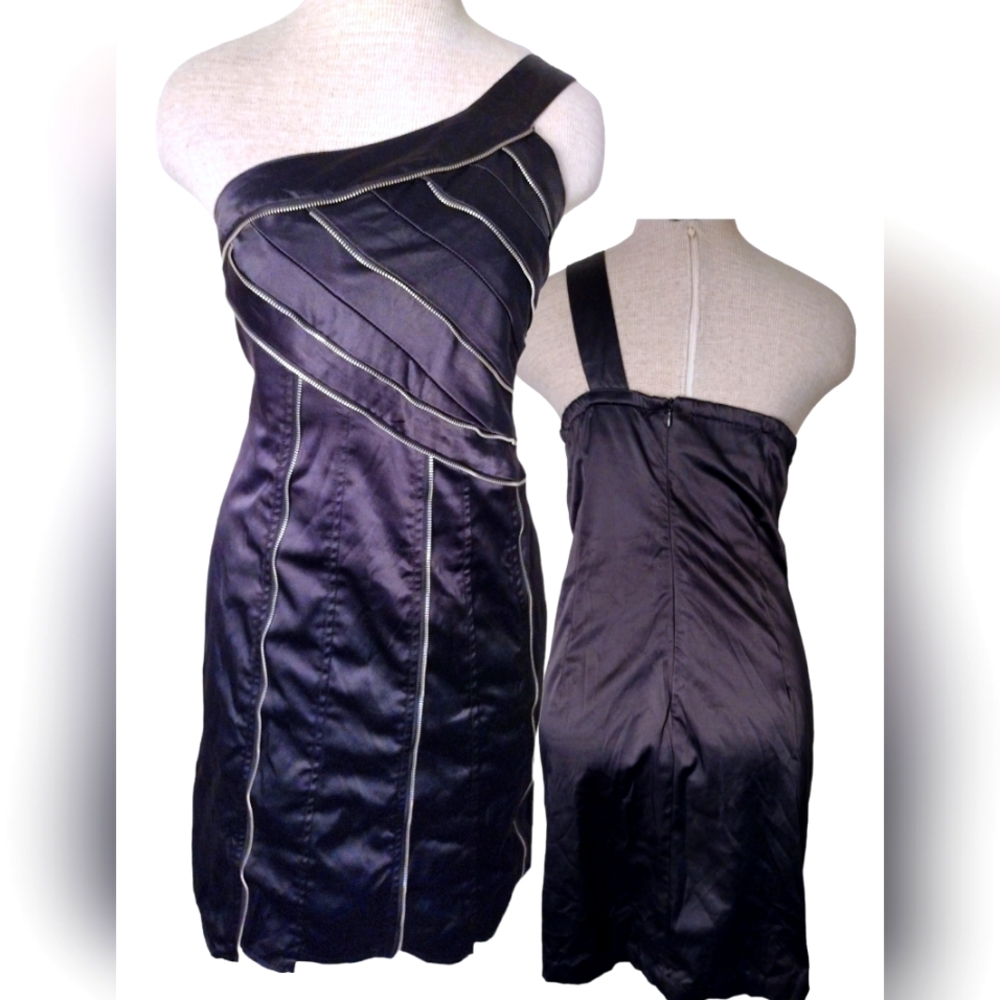 A SEXY~LUCY PARIS, ONE SHOULDER, ZIPPER DESIGN MINI BLACK DRESS SIZE LARGE